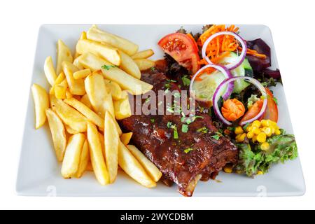 Ein Grillgericht aus Schweinefleisch mit frischen gegrillten Rippchen, Pommes frites und einem Salat mit verschiedenen Gemüsesorten. Auf einem weißen isolierten Hintergrund. Stockfoto