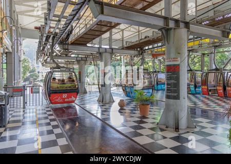 Salta, Argentinien - 24. Januar 2024: Seilbahnstation auf dem Hügel San Bernardo in der argentinischen Provinz Salta. Stockfoto