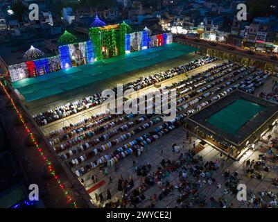 Ahmedabad, Gujarat, Indien. April 2024. Muslimische Anbeter halten das letzte Freitagsgebet des heiligen Monats Ramadan, auch bekannt als Jumat-ul-Vida, in Jama Masjid in Old Ahmedabad, Gujarat, Indien. (Kreditbild: © Saurabh Sirohiya/ZUMA Press Wire) NUR REDAKTIONELLE VERWENDUNG! Nicht für kommerzielle ZWECKE! Stockfoto