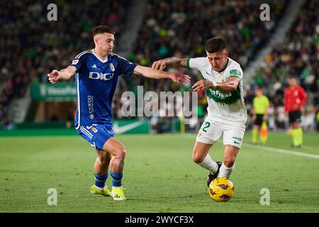 ELCHE, SPANIEN – 5. APRIL: Francisco Mascarenha Mittelstürmer von Real Oviedo tritt am 5. April 2024 im Manuel Martinez Valero Stadium in Elche in Spanien gegen Nico Fernandez Linksverteidiger Elche CF gegen Real Oviedo um den Ball an. (Foto Von Francisco Macia/Foto-Player-Bilder) Stockfoto