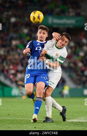 ELCHE, SPANIEN – 5. APRIL: Francisco Mascarenha Mittelstürmer von Real Oviedo tritt am 5. April 2024 im Manuel Martinez Valero Stadium in Elche in Spanien gegen Nico Fernandez Linksverteidiger Elche CF gegen Real Oviedo um den Ball an. (Foto Von Francisco Macia/Foto-Player-Bilder) Stockfoto