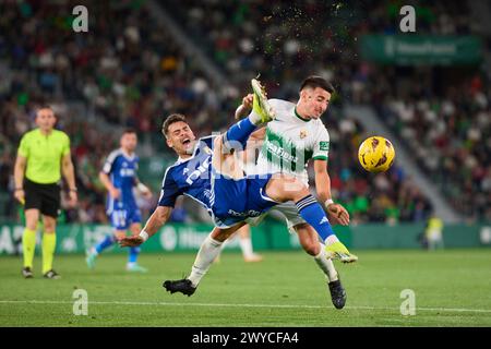 ELCHE, SPANIEN – 5. APRIL: Francisco Mascarenha Mittelstürmer von Real Oviedo tritt am 5. April 2024 im Manuel Martinez Valero Stadium in Elche in Spanien gegen Nico Fernandez Linksverteidiger Elche CF gegen Real Oviedo um den Ball an. (Foto Von Francisco Macia/Foto-Player-Bilder) Stockfoto