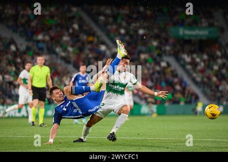 ELCHE, SPANIEN – 5. APRIL: Francisco Mascarenha Mittelstürmer von Real Oviedo tritt am 5. April 2024 im Manuel Martinez Valero Stadium in Elche in Spanien gegen Nico Fernandez Linksverteidiger Elche CF gegen Real Oviedo um den Ball an. (Foto Von Francisco Macia/Foto-Player-Bilder) Stockfoto