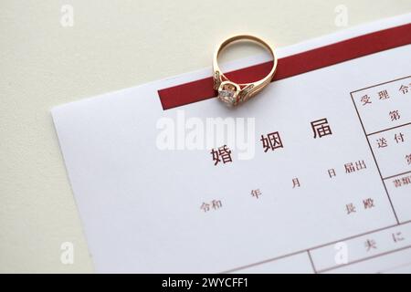 Japanisches Heiratsanzeigeformular, leeres Dokument und Hochzeitsantrag-Ring auf Tisch Nahaufnahme Stockfoto