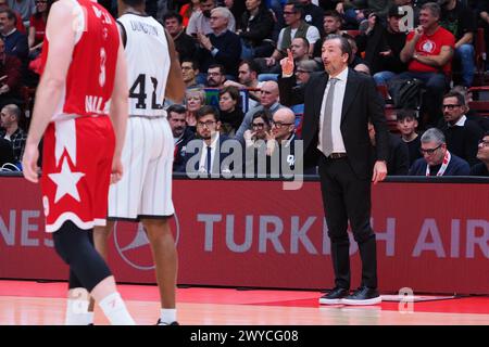 Mailand, Italien. April 2024. Luca Banchi, Cheftrainer Virtus Segafredo Bologna während der EA7 Emporio Armani Milano vs Virtus Segafredo Bologna, Basketball Euroleague Spiel in Mailand, Italien, 05. April 2024 Credit: Independent Photo Agency/Alamy Live News Stockfoto