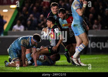 London, England, 5. April 2024. Harlequins Marcus Smith feiert, nachdem er seinen ersten Versuch mit will Evans im Achtelfinale des Investec Champions Cup zwischen Harlequins und Glasgow Warriors auf der Twickenham Stoop erzielte. Quelle: Ben Whitley/Alamy Live News Stockfoto