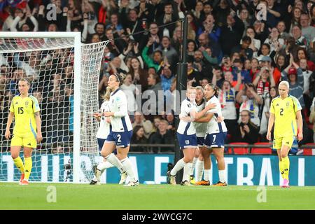 Wembley Stadium, London, Großbritannien. April 2024. UEFA Womens Euro Qualifying International Football, England gegen Schweden; Alessia Russo aus England feiert ihr Tor in der 25. Minute zum 1:0. Beschreibung: Action Plus Sports/Alamy Live News Stockfoto