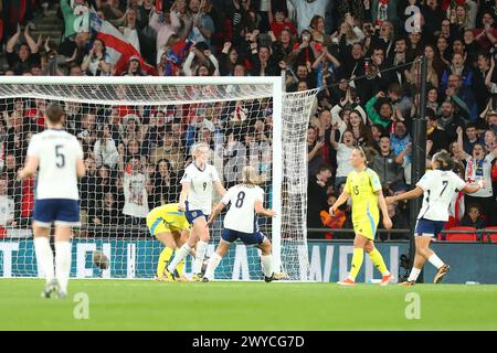 Wembley Stadium, London, Großbritannien. April 2024. UEFA Womens Euro Qualifying International Football, England gegen Schweden; Alessia Russo aus England feiert ihr Tor in der 25. Minute zum 1:0. Beschreibung: Action Plus Sports/Alamy Live News Stockfoto