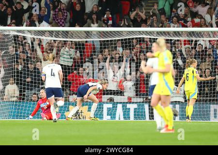 Wembley Stadium, London, Großbritannien. April 2024. UEFA Womens Euro Qualifying International Football, England gegen Schweden; Alessia Russo aus England feiert ihr Tor in der 25. Minute zum 1:0. Beschreibung: Action Plus Sports/Alamy Live News Stockfoto