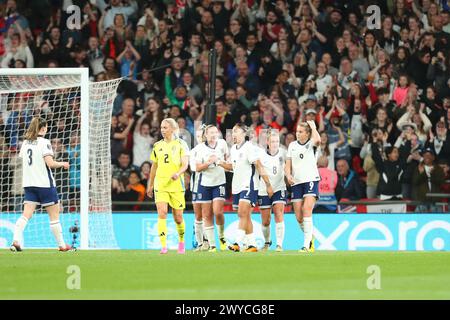 Wembley Stadium, London, Großbritannien. April 2024. UEFA Womens Euro Qualifying International Football, England gegen Schweden; Alessia Russo aus England feiert ihr Tor in der 25. Minute zum 1:0. Beschreibung: Action Plus Sports/Alamy Live News Stockfoto