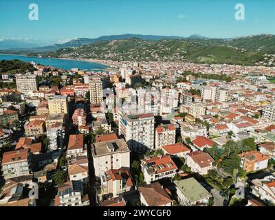 Agropoli: Majestätischer Blick aus der Luft auf ein Juwel an der Küste in Süditalien mit spektakulärer Landschaft und reichem Kulturerbe. Stockfoto