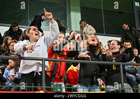 Leuven, Belgien. April 2024. Belgische Fans und Unterstützer wurden während eines Fußballspiels zwischen der belgischen Frauennationalmannschaft der Roten Flammen und Spanien am Freitag, den 5. April 2024, in Heverlee, Leuven, das 1/6. Qualifikationsspiel der Europameisterschaft 2025 gezeigt. BELGA FOTO DAVID CATRY Credit: Belga News Agency/Alamy Live News Stockfoto