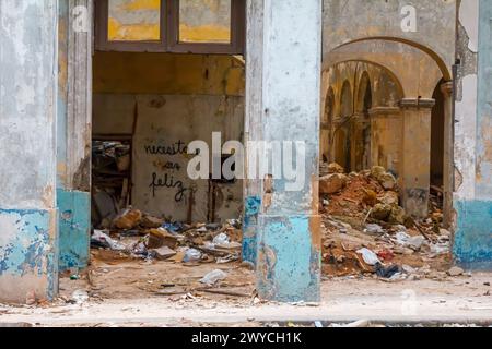 Eingestürzt, beschädigtes Gebäude und Schutt in Havanna, Kuba Stockfoto