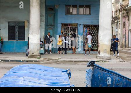 Kubanische Leute kaufen bei einem kleinen Unternehmen in einem Haus in Havanna, Kuba Stockfoto