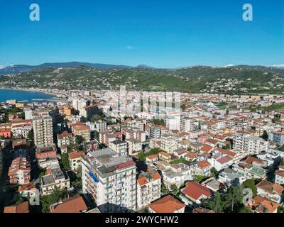 Agropoli: Majestätischer Blick aus der Luft auf ein Juwel an der Küste in Süditalien mit spektakulärer Landschaft und reichem Kulturerbe. Stockfoto