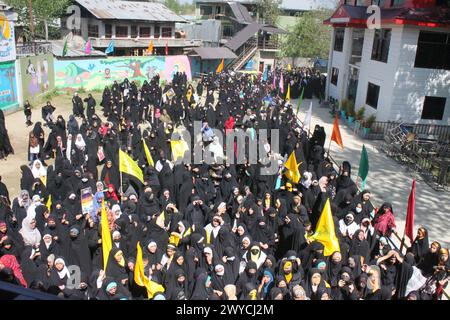 Budgam, Indien. April 2024. 5. April 2024 Budgam, Indien: Muslime nehmen an einer Demonstration des Distrikts Budgam in Zentralkaschmir am Youm Quds Day Teil, bei der Tausende von Menschen ihre Solidarität mit dem unterdrückten Volk Palästinas zum Ausdruck brachten. Am 5. April 2024 in Budgam, Indien. (Foto: Umer Qadir/Eyepix Group/SIPA USA) Credit: SIPA USA/Alamy Live News Stockfoto