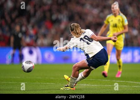 Die Englands Grace Clinton versucht in der Qualifikationsrunde der UEFA Women's Euro 2025 League A, Gruppe A3 im Wembley Stadium, London, einen Torschuss. Bilddatum: Freitag, 5. April 2024. Stockfoto