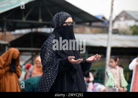 Srinagar, Indien. April 2024. In Srinagar, Kaschmir, Indien, am 5. April 2024: Am Vorabend von Jumu'atul-Wida, inmitten der ruhigen Atmosphäre von Charari Sharief, bietet eine fromme Frau herzliche Gebete und sucht Segen und Frieden im ruhigen Stadtteil Budgam, Srinagar. (Foto von Danish Showkat/SIPA USA) Credit: SIPA USA/Alamy Live News Stockfoto