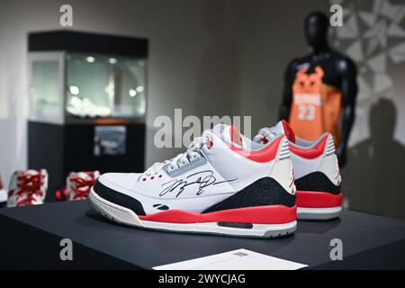 Michael Jordan signierte Nike Air Jordan 3 Retro Fire Red Sneakers, die am 5. April 20 bei Sotheby's in New York City auf der Auktionsphase der „Sports Week“ ausgestellt werden Stockfoto