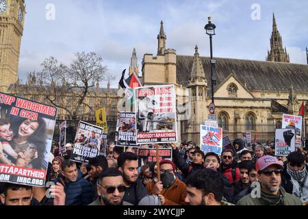 London, Großbritannien. April 2024. Pro-palästinensische Demonstranten. Pro-palästinensische Demonstranten und pro-israelische Gegenprotestierende konfrontierten sich auf dem Parlamentsplatz, während pro-palästinensische Demonstranten ihren jährlichen Al-Quds-tagesmarsch in Solidarität mit Palästina veranstalteten. Quelle: Vuk Valcic/Alamy Live News Stockfoto
