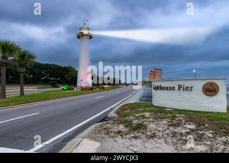 Der Strahl des Leuchtturms von Biloxi vor dem Hintergrund eines dramatischen stürmischen Himmels in Biloxi, Mississippi, USA. Stockfoto