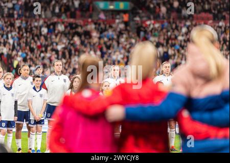 London, Großbritannien. April 2024. Die englischen Spieler stehen für die Nationalhymnen vor dem Qualifikationsspiel der Frauen zur EM 2025 der England Frauen und der Schweden Frauen am 5. April 2024 im Wembley Stadium in London, England an. Foto: Grant Winter. Nur redaktionelle Verwendung, Lizenz für kommerzielle Nutzung erforderlich. Keine Verwendung bei Wetten, Spielen oder Publikationen eines einzelnen Clubs/einer Liga/eines Spielers. Quelle: UK Sports Pics Ltd/Alamy Live News Stockfoto
