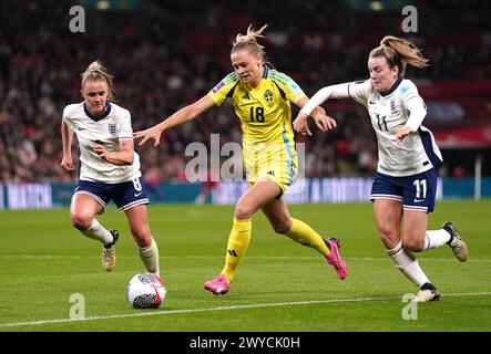 Die schwedische Fridolina Rolfo (Mitte) kämpft um den Ball mit der englischen Georgia Stanway (links) und Lauren Hanf um den Ball während der Qualifikationsrunde der UEFA Women's Euro 2025 League A, Gruppe A3 im Wembley Stadium, London. Bilddatum: Freitag, 5. April 2024. Stockfoto