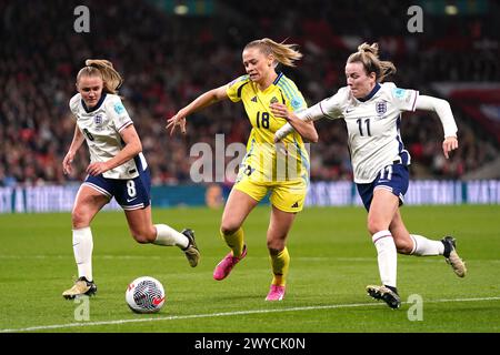 Die schwedische Fridolina Rolfo (Mitte) kämpft um den Ball mit der englischen Georgia Stanway (links) und Lauren Hanf um den Ball während der Qualifikationsrunde der UEFA Women's Euro 2025 League A, Gruppe A3 im Wembley Stadium, London. Bilddatum: Freitag, 5. April 2024. Stockfoto