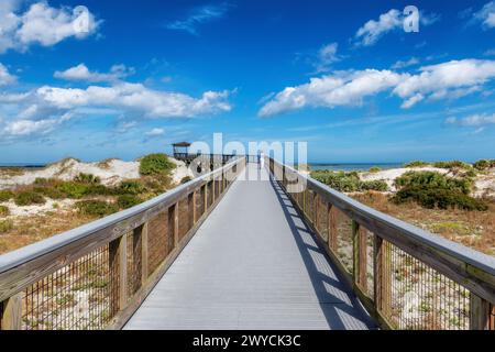 Smyrna Dunes Park mit erhöhter Promenade und Angelpier in New Smyrna Beach, Florida. Stockfoto