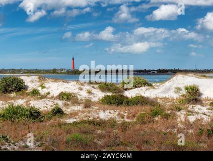 Sanddünen an sonnigen Tagen und Leuchtturm Ponce de Leon Inlet in New Smyrna Beach, Florida. Stockfoto