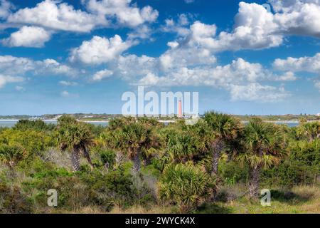 Ponce de Leon Inlet Leuchtturm an sonnigen Tagen vom New Smyrna Beach Park, Florida. Stockfoto