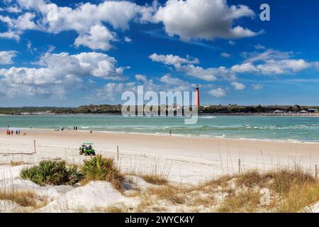 Ponce de Leon Inlet Leuchtturm an sonnigen Tagen vom New Smyrna Beach Park, Florida. Stockfoto