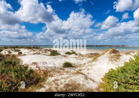 Sanddünen an sonnigen Tagen und Leuchtturm Ponce de Leon Inlet in New Smyrna Beach, Florida. Stockfoto