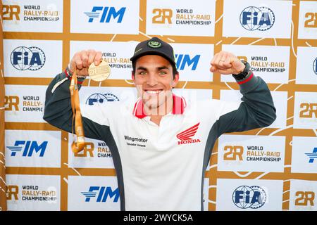 Badajoz, Espagne. April 2024. AMARAL Salvador (PRT), Honda CRF450, Porträt während der dritten Phase des BP Ultimate Rally-RAID 2024 Portugal, am 5. April 2024 zwischen Grandola, Portugal und Badajoz, Spanien - Foto Paulo Maria/DPPI Credit: DPPI Media/Alamy Live News Stockfoto