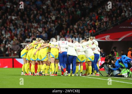 Wembley Stadium, London, Großbritannien. April 2024. UEFA Womens Euro Qualifying International Football, England gegen Schweden; schwedische Spieler und Mitarbeiter drängen sich vor Beginn des Spiels. Beschreibung: Action Plus Sports/Alamy Live News Stockfoto