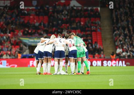 Wembley Stadium, London, Großbritannien. April 2024. UEFA Womens Euro Qualifying International Football, England gegen Schweden; Englands Spieler drängen sich vor Beginn des Spiels. Beschreibung: Action Plus Sports/Alamy Live News Stockfoto