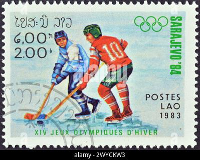 Gestempelte Briefmarke, gedruckt von Laos, die die Olympischen Winterspiele 1984 - Sarajevo, um 1983 fördert. Stockfoto