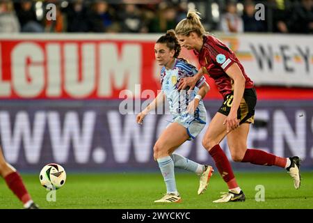 Leuven, Belgien. April 2024. Die Spanierin Teresa Abelleira und die Belgierin Justine Vanhaevermaet wurden am Freitag, den 5. April 2024, in Heverlee, Leuven, während eines Fußballspiels zwischen der belgischen Frauennationalmannschaft der Roten Flammen und Spanien im Spiel 1/6 der Qualifikationen der Europameisterschaften 2025 in Aktion gezeigt. BELGA FOTO DAVID CATRY Credit: Belga News Agency/Alamy Live News Stockfoto