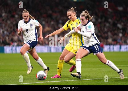 Die schwedische Fridolina Rolfo (Mitte) kämpft um den Ball mit der englischen Georgia Stanway (links) und Lauren Hanf um den Ball während der Qualifikationsrunde der UEFA Women's Euro 2025 League A, Gruppe A3 im Wembley Stadium, London. Bilddatum: Freitag, 5. April 2024. Stockfoto