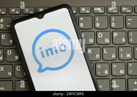 KIEW, UKRAINE - 1. APRIL 2024 IMO Messenger-Symbol auf Smartphone-Bildschirm auf schwarzer Tastatur Nahaufnahme. IPhone-Display mit App-Logo auf dunklen Tastenfeldern Stockfoto