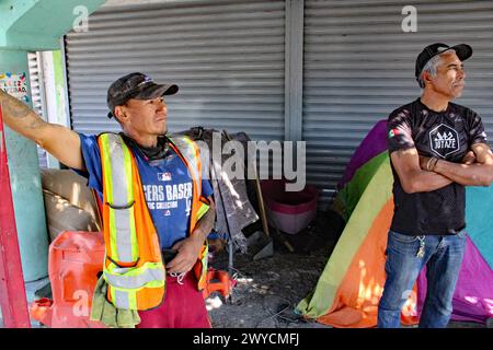 Tijuana, Mexiko, März 2024. Die Grenzstadt Tijuana ist ein Treffpunkt für den Drogenschmuggel und ein wichtiger Übergabestelle für mexikanische Kartelle, die große Mengen Kokain, Methamphetamin und Fentanyl in die USA schmuggeln. In der Zwischenzeit verkaufen lokale Drogenhändler Konsumententteile von Meth und Heroin, die mit Fentanyl gespickt sind, an eine große Population von Süchtigen. Immer mehr wird Fentanyl als Ersatz für Heroine verkauft. Viele Süchtige sterben an Überdosierung. Menschenhandel und Verkauf auf allen Ebenen führen zu unterschiedlichen Gewaltgraden und Tijuana ist mit rund 5 Morden am Tag zu einem von ihnen geworden Stockfoto