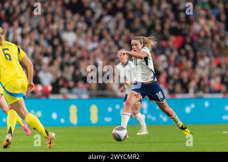 London, Großbritannien. April 2024. Grace Clinton aus England im Wembley Stadium, London, England, am 5. April 2024 beim Qualifikationsspiel der Frauen zur EM 2025 zwischen England Frauen und Schweden Frauen im Wembley Stadium in London, England. Foto: Grant Winter. Nur redaktionelle Verwendung, Lizenz für kommerzielle Nutzung erforderlich. Keine Verwendung bei Wetten, Spielen oder Publikationen eines einzelnen Clubs/einer Liga/eines Spielers. Quelle: UK Sports Pics Ltd/Alamy Live News Stockfoto