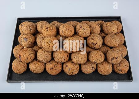 Biscuits, Dry Cake, Cookies Biscuits Fotoshooting Foto. Vegane hausgemachte Trüffel. Verschiedene getrocknete Kuchen auf Holztisch. Stockfoto