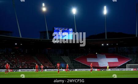 Zürich, Schweiz. April 2024. Zürich, Schweiz, 5. April 2024: 5'490 Fans beim Fußball-Spiel der UEFA Womens European Qualifiers zwischen der Schweiz und der Türkei im Letzigrund Stadion in Zürich. (Daniela Porcelli/SPP) Credit: SPP Sport Press Photo. /Alamy Live News Stockfoto