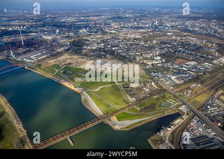 Luftaufnahme, Rheinpark Duisburg am Rhein und geplanter Wohnkomplex RheinOrt Hochfeld, zukünftiges IGA-Gelände, Hochfelder Eisenbahnbrücke Rheinh Stockfoto