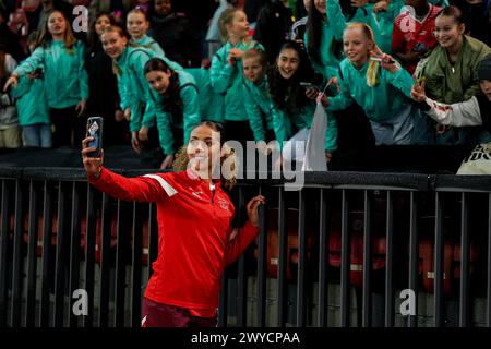 Zürich, Schweiz. April 2024. Zürich, Schweiz, 5. April 2024: Alayah Pilgrim (20 Schweiz) macht Selfies mit Fans beim Fußball-Spiel der UEFA-Womens-Europameisterschaft zwischen der Schweiz und der Türkei im Letzigrund-Stadion in Zürich. (Daniela Porcelli/SPP) Credit: SPP Sport Press Photo. /Alamy Live News Stockfoto