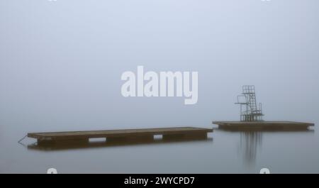 Leerer hölzerner Badesteg am Pier Stockfoto