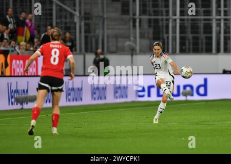 Linz, Österreich. April 2024. LINZ, ÖSTERREICH - 5. APRIL: Sara Doorsoun aus Deutschland trifft den Ball während des UEFA-Europameisterspiels der Frauen zwischen Österreich und Deutschland am 5. April 2024 in Linz.240405 SEPA 38 011 - 20240405 PD9766 Credit: APA-PictureDesk/Alamy Live News Stockfoto