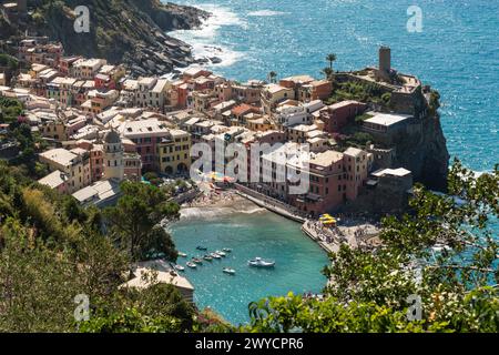 Panoramablick auf die Stadt Vernazza, eine von Cinque Terre, und den Hafen an einem sonnigen Sommertag Stockfoto