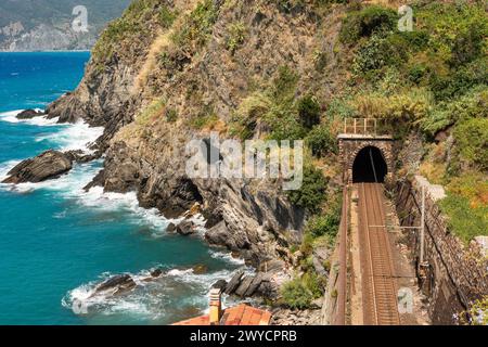 Eisenbahngleise in Vernazza nahe dem Meer fahren Züge zwischen fünf Städten der Cinque Terre Stockfoto